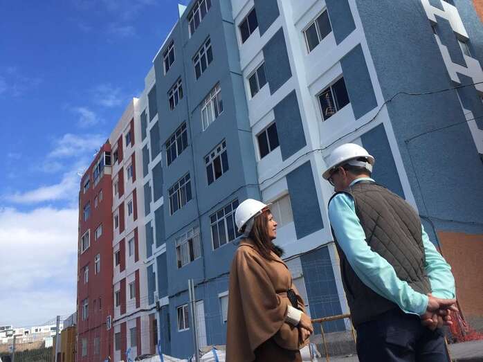 Carmen Hernández, alcaldesa de Telde, en las obras de rehabilitación de Los Marinos de Melenara, en una imagen de archivo/TA.